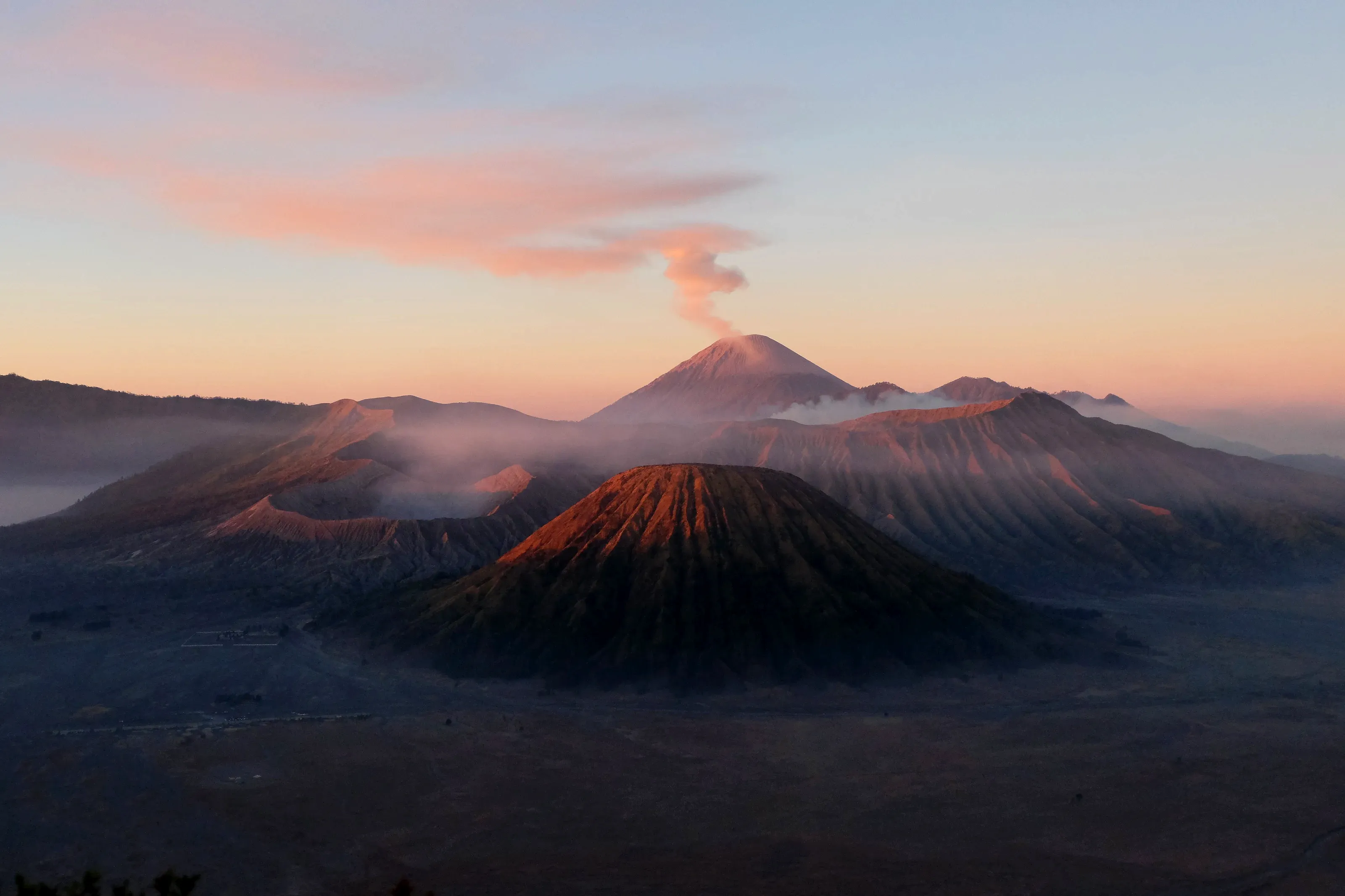 Monte Bromo al amanecer, con el Semeru humeando al fondo.